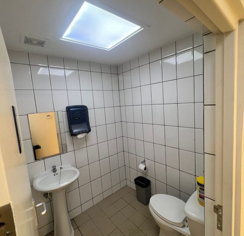 810