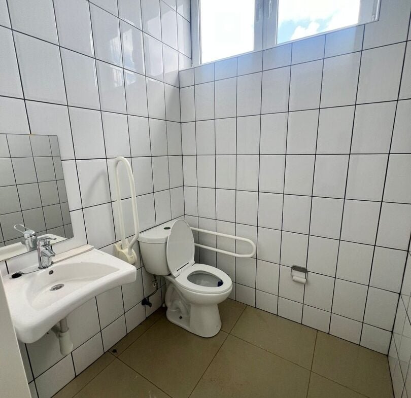 810